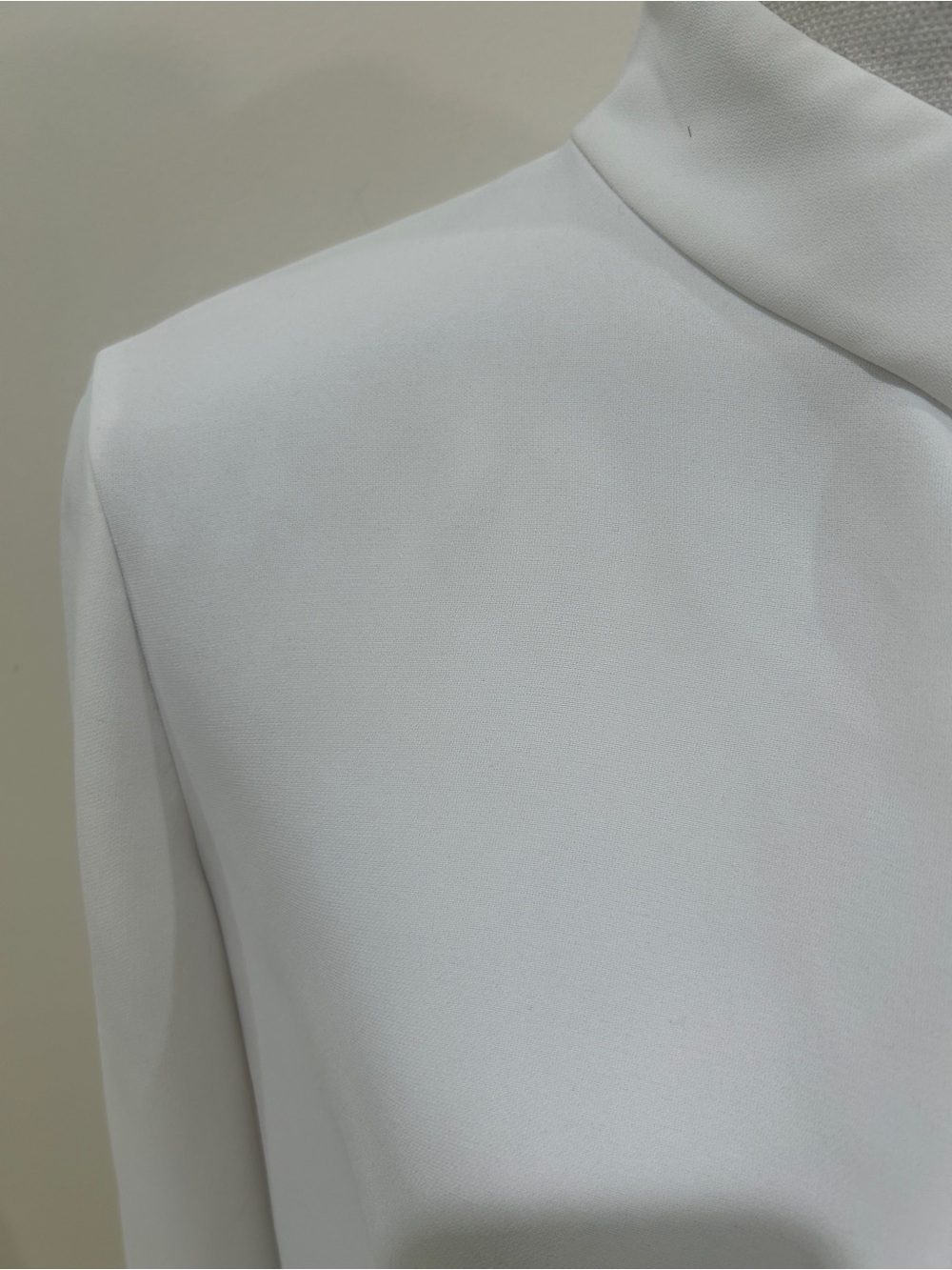Elizabeth and James white draped front top blouse long sleeves polyester medium - Picture 6 of 9